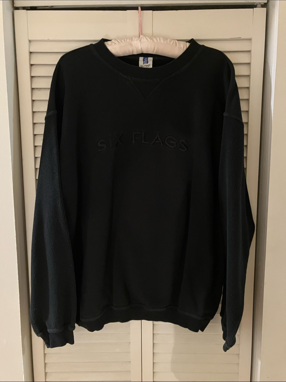 Vintage Six Flags 1996 Black Waffle Crewmeck Sweatshirt Size Large